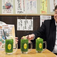 フナバシ屋の小松菜ハイボール。右は発案者の山本専務
