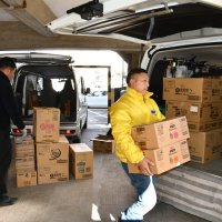 支援物資を整理する商工会議所青年部のメンバーら＝５日、香取市
