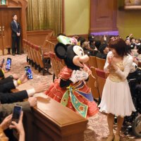 客席に下りたミニー（中央）を歓迎する「新２０歳」の若者たち＝８日、浦安市の東京ディズニーシー