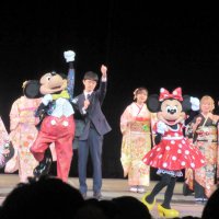 ディズニーシーで「二十歳の集い」　ミッキーやミニーら客席に！交流４年ぶり復活　浦安市成人式、出席率過去最高