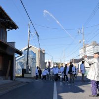 火事のない１年願い「お水かけ」　手押しポンプで１軒１軒に放水、弥勒踊りも　茂原・昌平町の新春行事