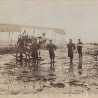 稲毛海岸の干潟を利用した飛行場での練習風景。機上は音次郎＝１９１５（大正４）年２月（井上和子氏蔵）