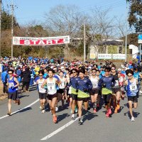 風光明媚　湖畔駆ける　市原高滝湖マラソン　５０回大会に１３００人　【表彰者名あり】