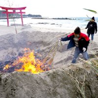 砂浜で正月飾りを燃やして無病息災を願う風物詩「どんど焼き」を行う住民ら＝１５日、勝浦市