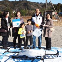 （３）配送された日用品を　受け取った住民

