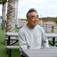 ビッグウエーブ挑戦についてインタビューに答える蛸さん＝一宮町