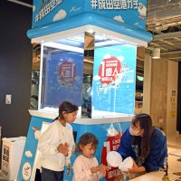 成田空港に３メートル巨大ガチャ　国内線旅客数１億人記念、搭乗者対象　２１日まで期間限定