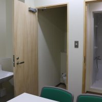 新庁舎に新設された「被害者支援室」。シャワー・トイレを室内に備えるのは館山署に続いて県内２署目という＝２６日、旭市
