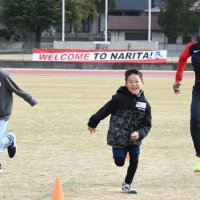 世界の走り　すごいぞ！！　米メダリストら小学生に陸上指導　成田　大会合宿の縁で
