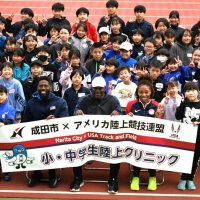 メダリストの選手たちと記念撮影する小学生たち
