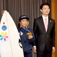 パラサーフィン池上選手（いすみ）　世界大会Ｖ熊谷知事に報告　「次は全日本」頂点狙う