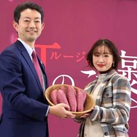 サツマイモを手にポーズを取る熊谷知事（左）と松本さん＝３日午後、千葉市美浜区のイオンモール幕張新都心