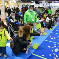 磁石の模擬フィッシングを楽しむ子どもたち