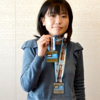 金メダルを手にする仲田さん＝船橋市役所