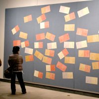 学芸員の田村さんが過去の技術を再現して作った大量の紙に記された高木・元大東文化大教授の作品