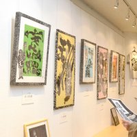 展示作品に見入る来場者