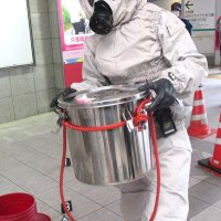 毒物の除去訓練をする県警ＮＢＣ対応部隊員＝鎌ケ谷市