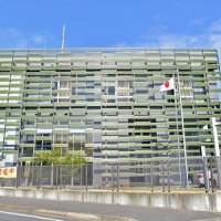 「車が横転している」通報　単独事故か、５０代ぐらいの男性重傷　勝浦の市道