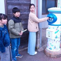 白と青　爽やか海色に　丸型ポストを化粧直し　勝浦・興津地区２カ所