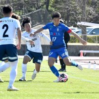 マルヤス岡崎戦の後半、競り合うブリオベッカ浦安の橋本主将＝１０日、ゼットエー