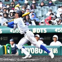 耐久戦に先発出場した中央学院の小沢＝２０日、甲子園