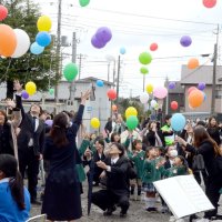 自然素材の風船を飛ばす大網幼稚園の園児や保護者ら