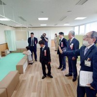 ｗｅほーる内の「子育てネウボラセンター」相談室を紹介する市職員（手前）＝１３日、市原市
