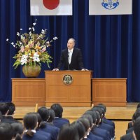 新しい校旗を掲げた始業式で、生徒に「『リスペクト』の気持ちを持って行動して」と語る国本校長＝５日、南房総中学校
