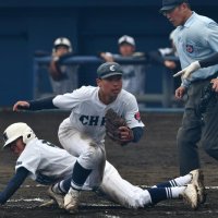 ７回表１死満塁、暴投で三走千葉（左）が勝ち越しのホームイン
