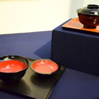 創業時から約１４０年にわたり、塗り直しながら使った輪島塗の椀「黒丸」
