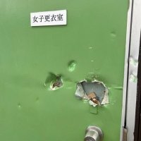 児童館の外壁やプール更衣室の扉に穴　看板設置の木も折られる　袖ケ浦