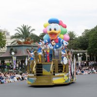 ドナルドを主役に押し立てたパレードらしく、ドナルドの巨大な像を飾るフロートも登場した