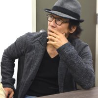 取材に応じる古本監督＝千葉市中央区

