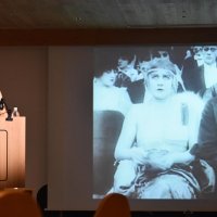 浅草の定期ライブで活弁を披露する子八咫さん
