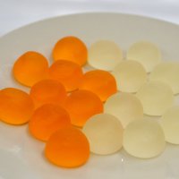 ニンジンのグミ（左）と梨のグミ