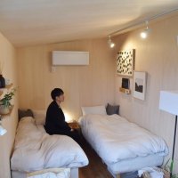 プロトタイプのリビング棟。太陽光発電などにより、エアコンや照明なども自由に使うことができる＝南房総市
