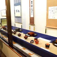 老舗料亭「うなぎ安田」食器や調度品　時代見つめた１５０点　４代目おかみ「全てに思い入れ」　政財界重鎮が使う　睦沢で名品展
