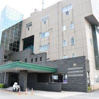 大型トラックに成人男性はねられ重体　後続トラックの下から発見　柏の国道１６号