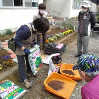 ハーブ栽培を行う「ローゼルの会」。館のサポートで発足した（若松公民館提供）