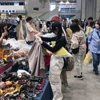 多くの人出でにぎわう「どきどきフリーマーケット」＝３日、千葉市美浜区の幕張メッセ