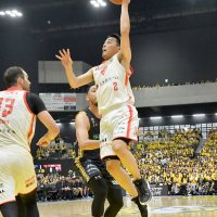 第１クオーター、シュートを狙う千葉Ｊの富樫