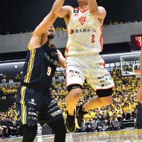 宇都宮との準々決勝でシュートを狙う千葉Ｊの富樫＝１０日、日環アリーナ栃木