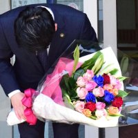 茂原市役所に初登庁した市原淳市長に贈られたバラの花束＝２１日

