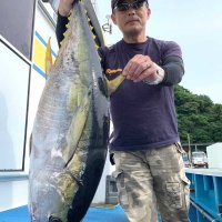 洲崎南沖で釣り上げたキハダマグロ（写真は「萬栄丸」提供）