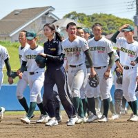 ２年連続６度目の優勝を果たした専大松戸の選手たち＝５日、千葉市の県総合スポーツセンター野球場
