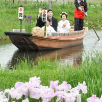 嫁入り舟で晴れ姿披露　来園者から温かい祝福　香取・あやめパーク