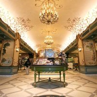 東京ディズニーシーの新エリア「ファンタジースプリングス」にある土産物店（共同）