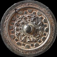 県指定有形文化財「半円方格帯神獣鏡」（県立中央博物館提供）
