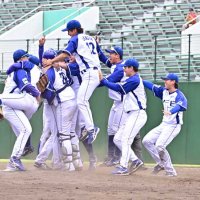 都市対抗野球本大会出場を決め喜ぶＪＦＥ東日本ナイン＝９日、さいたま市の埼玉県営大宮公園野球場