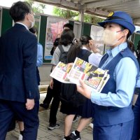 警察学校初任科生　痴漢撲滅へ汗　ＪＲ大網駅でチラシ配布